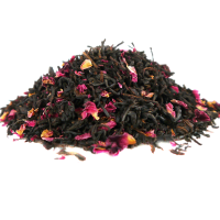 Schwarzer Tee mit Rosenblütenblätter