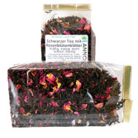 Schwarzer Tee mit Rosenblütenblätter